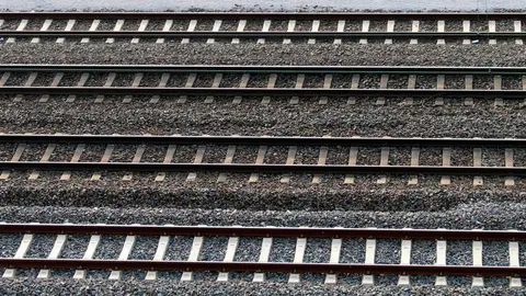 gleise_train_tracks_railway_gravel_track_bed_seemed_train_public_means_of_transport-1215642.jpg!d