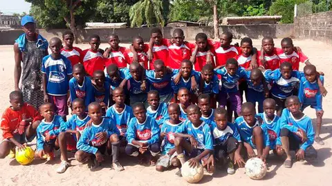 Senegaleses con camisetas del Muskaria
