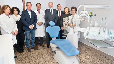 El consejero Dom&iacute;nguez con el equipo que atender&aacute; la unidad de Cirug&iacute;a Oral