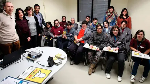 Eva Garc&iacute;a, con responsables de NILSA y Tasubinsa, y voluntarios y voluntarias