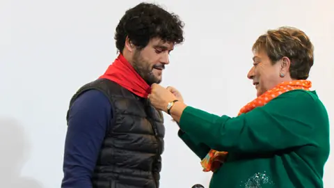 Imposici&oacute;n del pa&ntilde;uelico de fiestas a Miguel Abell&aacute;n