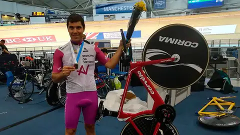Eduardo Santas con una de las medallas conseguidas