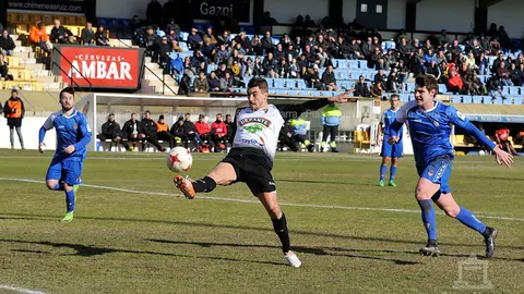 Clara ocasi&oacute;n de &Aacute;lex S&aacute;nchez que pega en el larguero