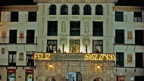 El alcalde de Tudela, Luis Campoy Zueco, felicitando la entrada del siglo XXI      en las campanadas de la nochevieja de 1999 donde se repartieron uvas