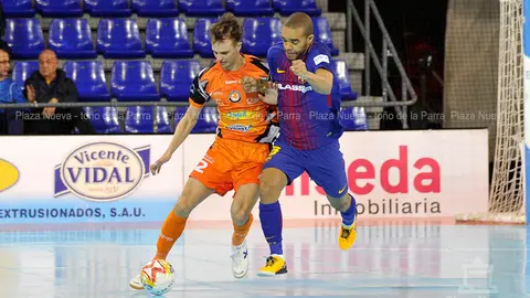 David Garc&iacute;a sale con el bal&oacute;n ante la presi&oacute;n de Leo Santana