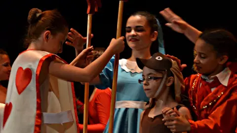 8 Arte y Movimiento representaci&oacute;n Alicia en el Pa&iacute;s de las Maravillas 1211