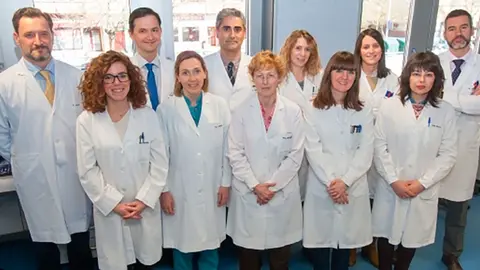 El doctor Rafael Moncada, especialista en Anestesiolog&iacute;a, el Dr. Manuel Landecho, del Departamento de Medicina Interna, Javier G&oacute;mez Ambrosi, investigador, Beatriz Ram&iacute;rez, t&eacute;cnico de laboratorio de Investigaci&oacute;n Metab&oacute;lica, Silvia Ezquerro, doctoranda del laboratorio, y Dr. V&iacute;ctor Valent&iacute;, especialista en Cirug&iacute;a General y Digestiva y codirector del &Aacute;rea de Obesidad. Primera fila: Las investigadoras Sara Becerril y  Victoria Catal&aacute;n, la Dra. Fr&uuml;hbeck, endocrin&oacute;loga, Amaia Rodr&iacute;guez, investigadora y Leire M&eacute;ndez, doctoranda