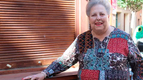 La Chacha en el quiosco en el que ha pasado gran parte de su vida