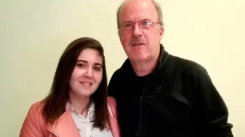 Ana Lourdes Fern&aacute;ndez posa con Miguel &Aacute;ngel D&iacute;az, m&eacute;dico del Hospital Infantil Universitario Ni&ntilde;o Jes&uacute;s de Madrid, que la trat&oacute; de ni&ntilde;a, tras entregarle uno de los ejemplares del libro que relata su historia.