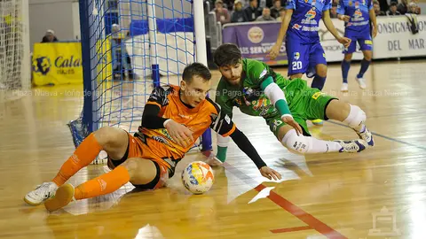 Lucha por un bal&oacute;n entre Molina y Sergio Gonz&aacute;lez