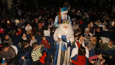 Entrada de los Reyes Magos al sal&oacute;n de actos municipal de Cervera del R&iacute;o Alhama