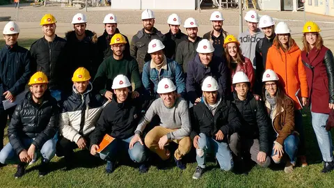Estudiantes del grado en Ingenier&iacute;a en Dise&ntilde;o Mec&aacute;nico del campus de Tudela de la UPNA posan en la Central T&eacute;rmica de Castej&oacute;n