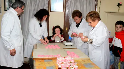 Tres generaciones distintas preparan las tradicionales trenzas de la Virgen de la Paz