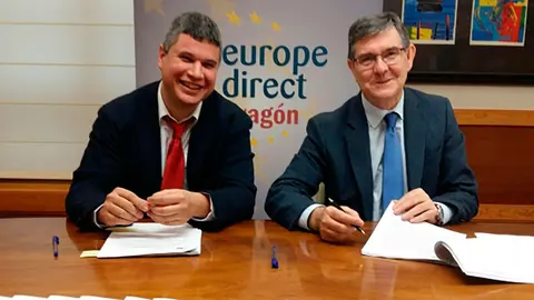 El consejero Vicente Guill&eacute;n, a la derecha, durante la firma, junto al director general de Relaciones Institucionales, Julio Embid