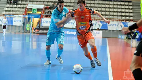 Javi Minguez se intenta zafar de Ortiz