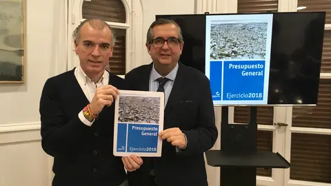Alberto Caro (concejal de Hacienda) y el alcalde de Calahorra Luis Mart&iacute;nez-Portillo en la presentaci&oacute;n del presupuesto 2018