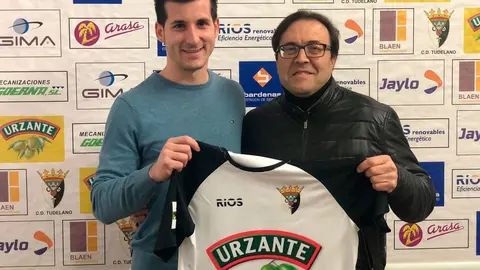 Edu de Prados con su nueva camiseta