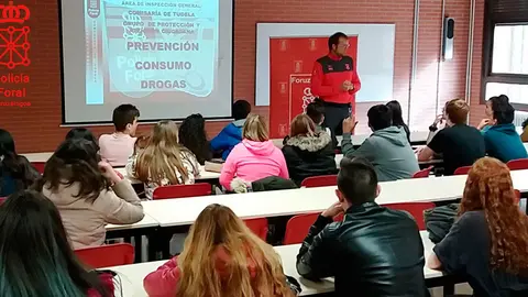Un agente ofrece una charla informativa