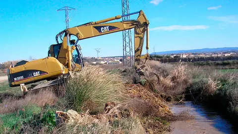 Trabajos de limpieza en una acequia
