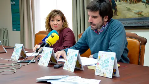 Silvia Cepas y Eneko Larrarte en la presentaci&oacute;n del XX Aniversario de los Centros C&iacute;vicos