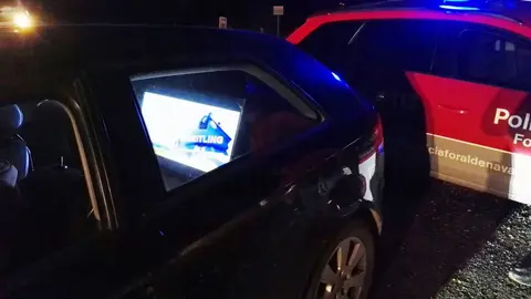 As&iacute; iba por la carretera, viendo la televisi&oacute;n
