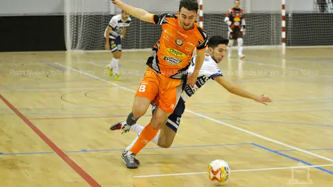 Javi Minguez desborda a un jugador zaragozano