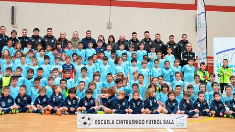 Todos los equipos del f&uacute;tbol sala base de Cintru&eacute;nigo con representantes del Ribera Navarra FS