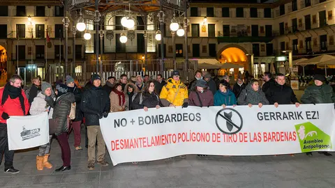 Manifestantes que se congregaron ayer en la concentraci&oacute;n de Tudela