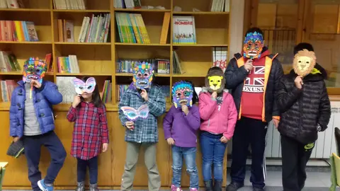 Taller de m&aacute;scaras de carnaval en la biblioteca de Cervera del R&iacute;o Alhama