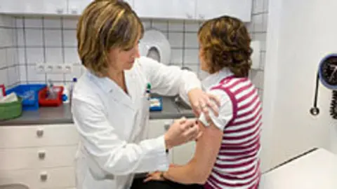 Es conveniente revisar el estado de vacunaci&oacute;n con triple v&iacute;rica