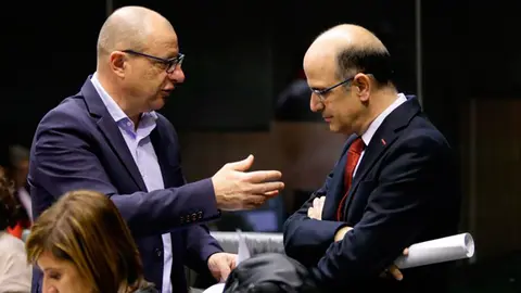 Gimeno y Catal&aacute;n conversan antes del pleno