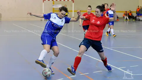 Izaskun intenta driblar a la defensa del CD Aoiz