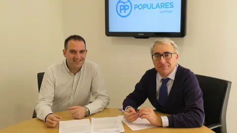 El concejal de Cervera, &Aacute;lvaro Forcada, y el portavoz del grupo parlamentario popular, Jes&uacute;s &Aacute;ngel Garrido