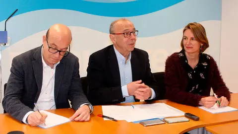 Jos&eacute; Su&aacute;rez e Irene Royo, acompa&ntilde;ados por Jos&eacute; Cruz Perez Lapazar&aacute;n durante una rueda de prensa