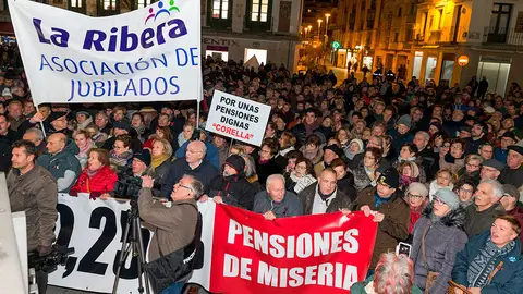 Cientos de pensionistas se manifiestan en la Plaza Nueva