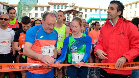 Estela Navascu&eacute;s, junto a Mart&iacute;n Fiz, corta la cinta de la carrera que lleva su nombre