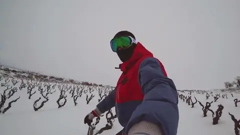 Un joven haciendo snow entre los vi&ntilde;edos riojanos