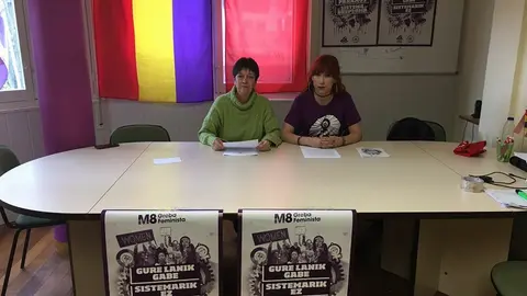 Isabel Burbano S&aacute;nchez (Secretaria de Mujer del PCE-EPK Navarra) y Alba Pinto Mu&ntilde;oz (Responsable de Feminismo de Gazte Komunistak Navarra)