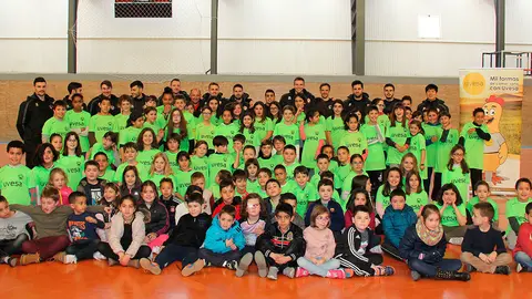 Los jugadores del Ribera Navarra junto con los alumnos del colegio