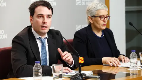 El director general de Planificaci&oacute;n y Formaci&oacute;n Profesional, Ricardo Almal&eacute;, y la directora provincial de Educaci&oacute;n en Zaragoza, Isabel Arbu&eacute;s, explican el proceso de admisi&oacute;n de alumnos para el pr&oacute;ximo curso escolar