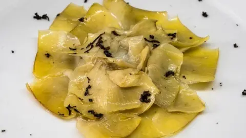 Alcachofas de Tudela confitadas con trufa de Soria en Las Abad&iacute;as de San Felices