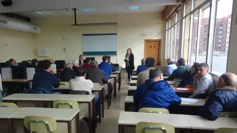 Reuni&oacute;n de las autoescuelas con Beatriz Z&uacute;&ntilde;iga (Jefa Provincial de Tr&aacute;fico de La Rioja), el 9 de marzo en Logro&ntilde;o