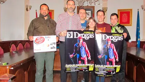 El alcalde de Corella y representantes de la Asociaci&oacute;n Juvenil San Miguel presentan el concierto de 'El Drogas'