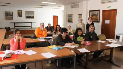 Aulas de adultos con las dos profesoras 007