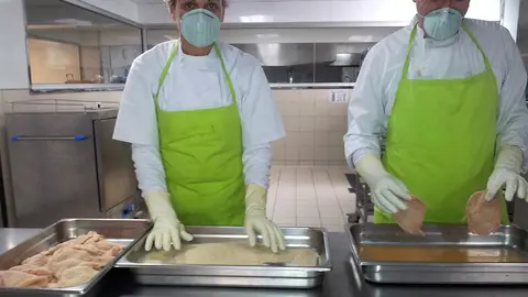 Trabajadores de Gourmetfood en una de sus cocinas
