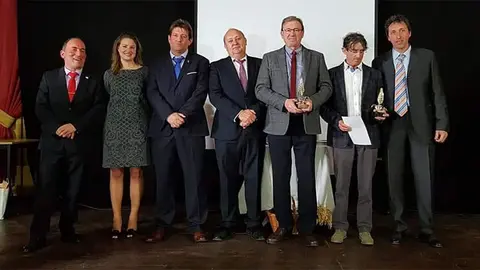 Todos los premiados posan con sus Espigas Doradas tras la entrega de galardones, dentro de la fiesta que organiz&oacute; la Cooperativa de S&aacute;daba