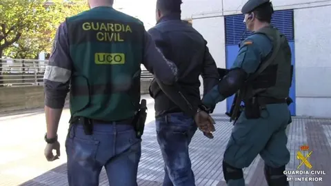 La Guardia Civil deteniendo a uno de los acusados