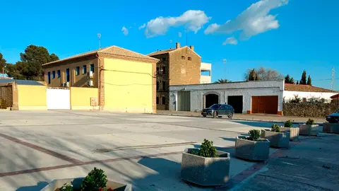 La plaza de los Danzantes de Las Pedrosas espera a que el s&aacute;bado sea inaugurada oficialmente con la actuaci&oacute;n del grupo que le da nombre