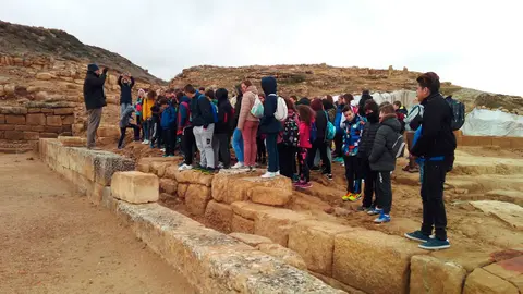 Los alumnos del IES Reyes Cat&oacute;licos y el Cinco Villas, de Ejea, en la visita a Los Ba&ntilde;ales que ha tenido lugar esta ma&ntilde;ana