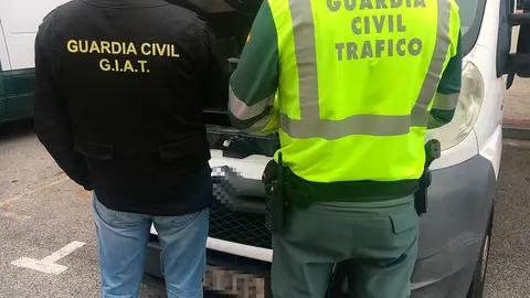 Unos guardias civiles investigan uno de los veh&iacute;culos trucados